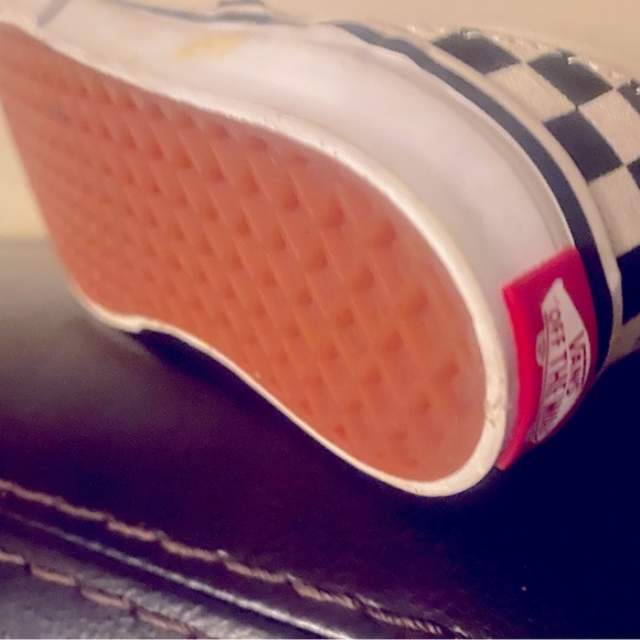 VANS.       Classic  Slip-on-V  Checkerboard - Picture 1 of 3